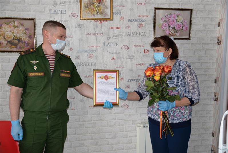 В Югре сотрудники Росгвардии поздравили с днем рождения маму своего погибшего боевого товарища
