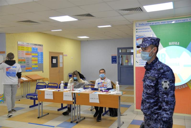 Подразделения Уральского округа Росгвардии обеспечили безопасность граждан во время Общероссийского голосования