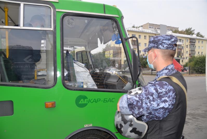 Росгвардия продолжает оказывать содействие в проверке общественного транспорта в Екатеринбурге