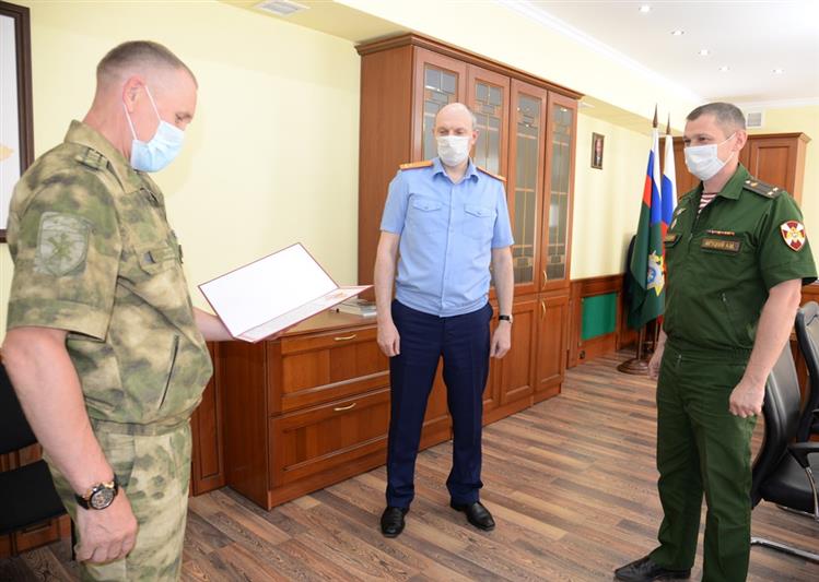 В Югре офицеры Росгвардии поздравили коллег из окружного управления Следственного комитета РФ с профессиональным днем