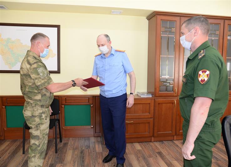 В Югре офицеры Росгвардии поздравили коллег из окружного управления Следственного комитета РФ с профессиональным днем