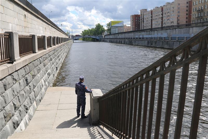 В Санкт-Петербурге сотрудники Росгвардии спасли тонувшую девушку