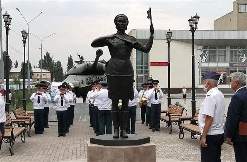 В Марксе открыт памятник фронтовым регулировщицам, отлитый по образу «Королевы Бранденбургских ворот» Марии Лиманской
