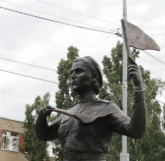 В Марксе открыт памятник фронтовым регулировщицам, отлитый по образу «Королевы Бранденбургских ворот» Марии Лиманской