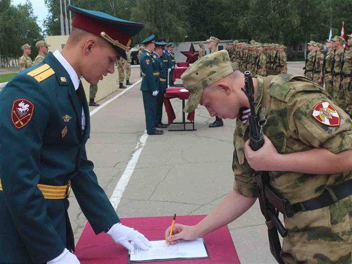 В Сибирском округе Росгвардии призывники торжественно приняли присягу
