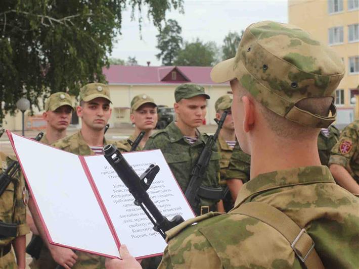 В Сибирском округе Росгвардии призывники торжественно приняли присягу