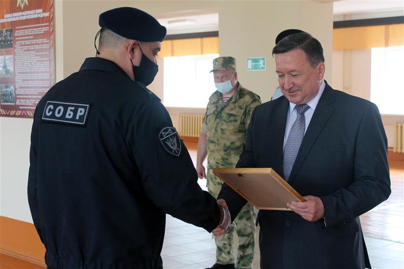 Представитель администрации Пермского края вручил благодарственные письма сотрудникам СОБР