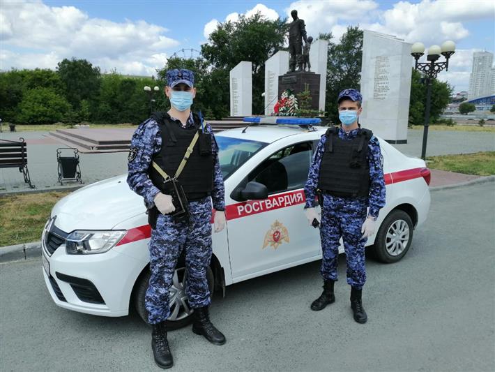 В Челябинске росгвардейцы пресекли попытку дебошира воспрепятствовать работе врачей скорой помощи