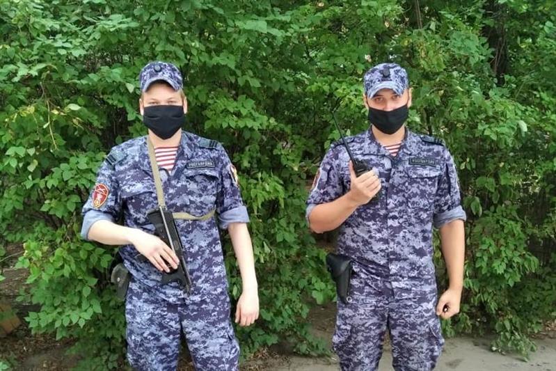 В Ростове-на-Дону росгвардейцы пришли на помощь автомобилисту, потерявшему сознание за рулём
