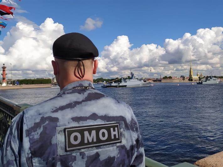 В Санкт-Петербурге сотрудники Росгвардии обеспечили общественный порядок во время проведения Главного военно-морского парада