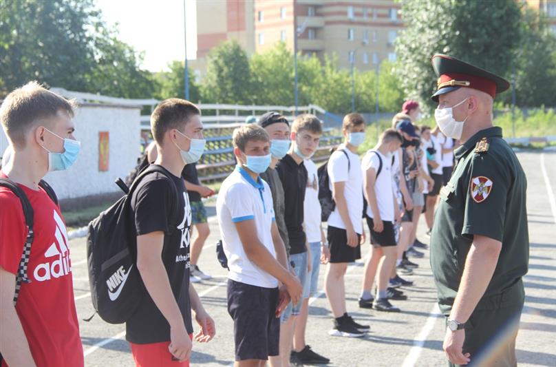 В Тюмени представитель Пермского военного института Росгвардии ознакомил будущих абитуриентов с образовательным процессом в вузе
