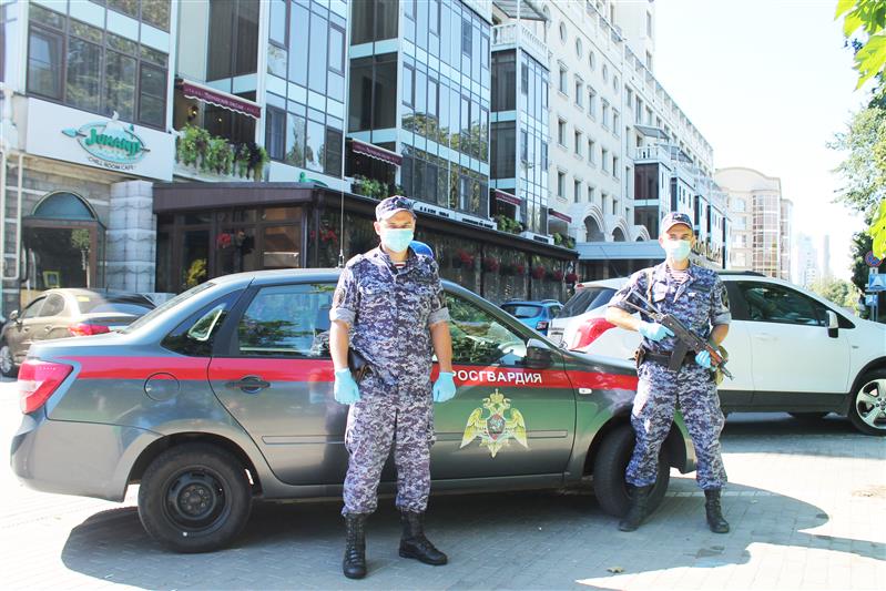 В Воронеже сотрудники Росгвардии задержали вооруженного ножом злоумышленника, который находился в розыске