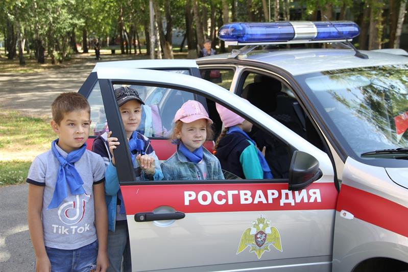 Для тюменских школьников проводятся мероприятия в рамках акции «Каникулы с Росгвардией» 
