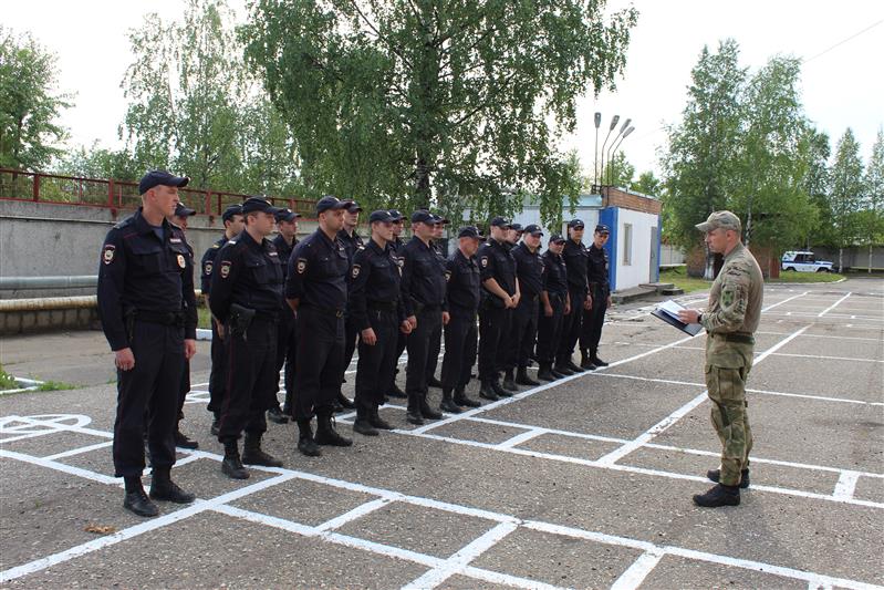 Офицер ОМОН Управления Росгвардии по Республике Коми провел практическое занятие для сотрудников полиции 