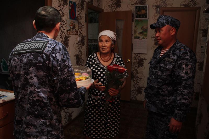 В Саратовской области сотрудники вневедомственной охраны посетили семью бойца, погибшего при исполнении служебного долга