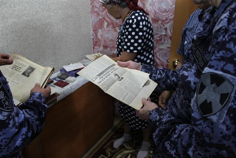 В Саратовской области сотрудники вневедомственной охраны посетили семью бойца, погибшего при исполнении служебного долга