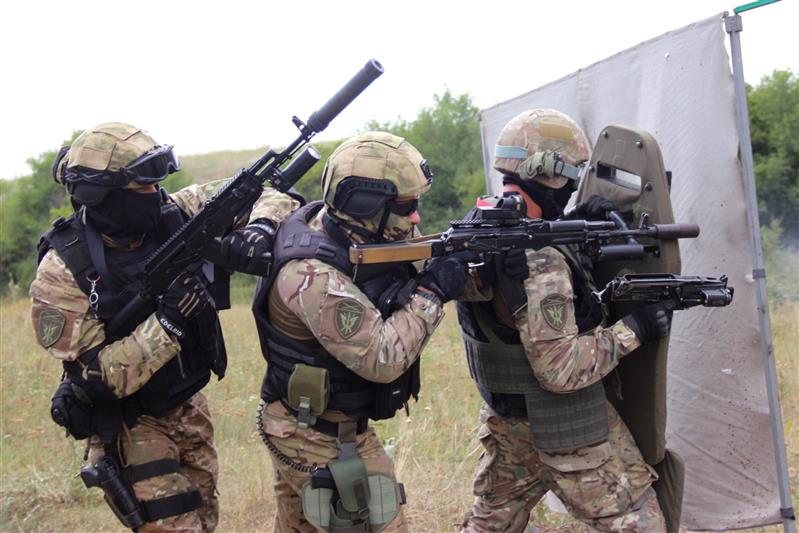 Сотрудники ростовского СОБР повысили уровень боевой подготовки в рамках комплексных занятий по стрельбе (видео)
