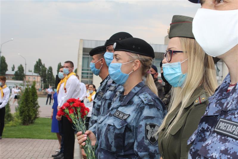 В Марксе открыт памятник фронтовым регулировщицам, отлитый по образу «Королевы Бранденбургских ворот» Марии Лиманской