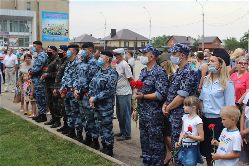 В Марксе открыт памятник фронтовым регулировщицам, отлитый по образу «Королевы Бранденбургских ворот» Марии Лиманской