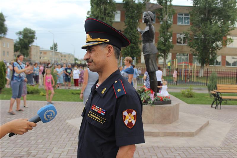 В Марксе открыт памятник фронтовым регулировщицам, отлитый по образу «Королевы Бранденбургских ворот» Марии Лиманской