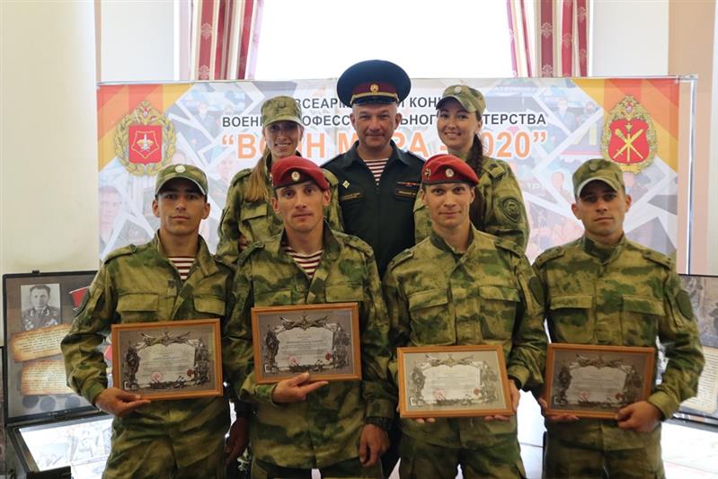 Команду Уральского округа Росгвардии наградили дипломами за участие во всеармейском этапе конкурса «Воин мира»