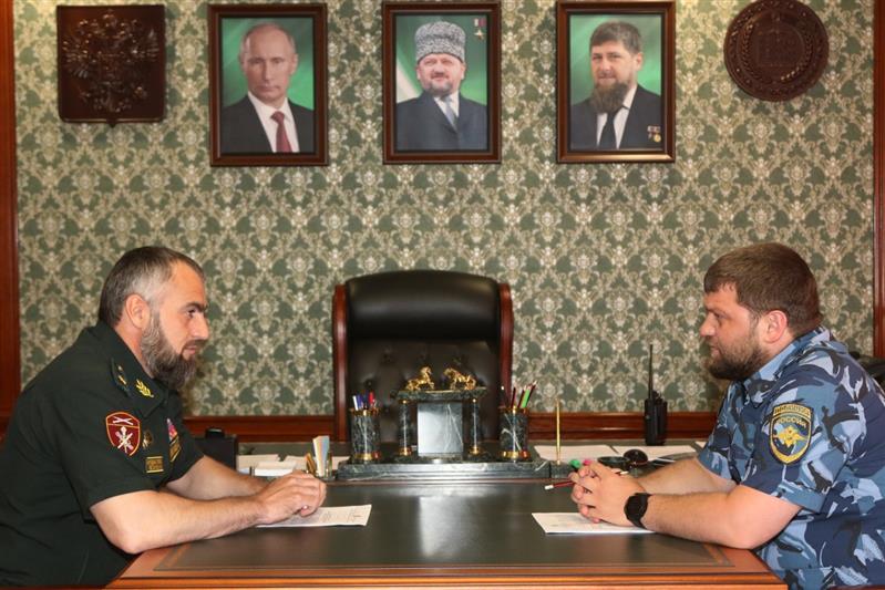 В Грозном в преддверии Дня ГИБДД начальник территориального управления Росгвардии наградил офицеров ДПС