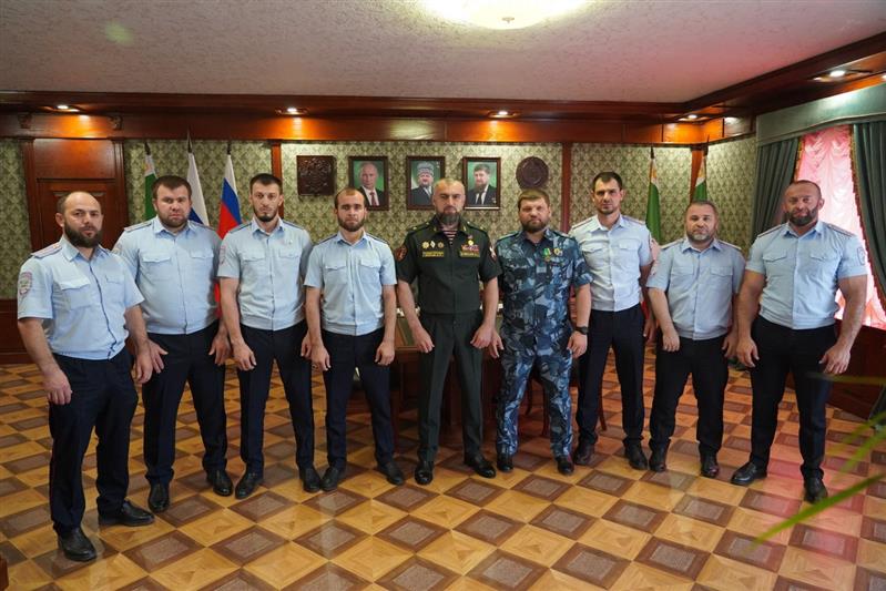 В Грозном в преддверии Дня ГИБДД начальник территориального управления Росгвардии наградил офицеров ДПС