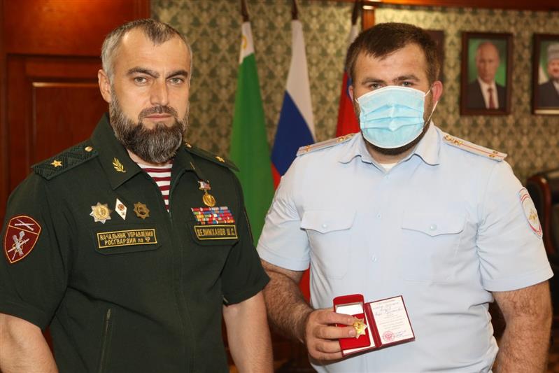 В Грозном в преддверии Дня ГИБДД начальник территориального управления Росгвардии наградил офицеров ДПС