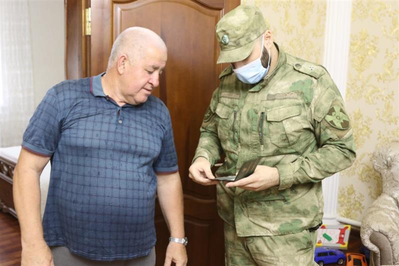 Сотрудники лицензионно-разрешительной работы Росгвардии проверили владельцев оружия в Грозном (фото, видео)
