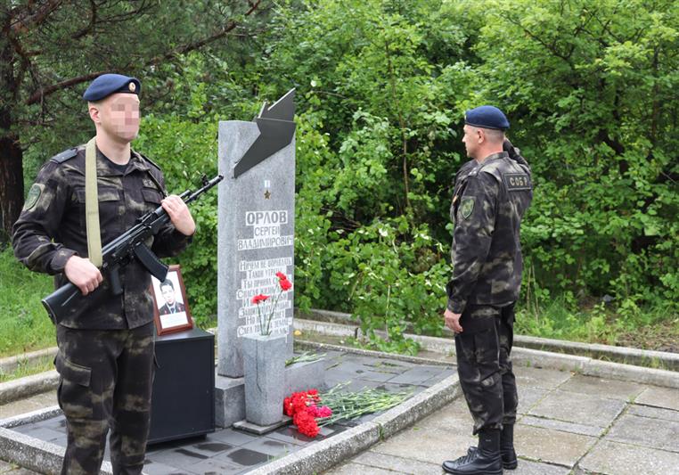 В Хабаровске росгвардейцы почтили память Героя России Сергея Орлова
