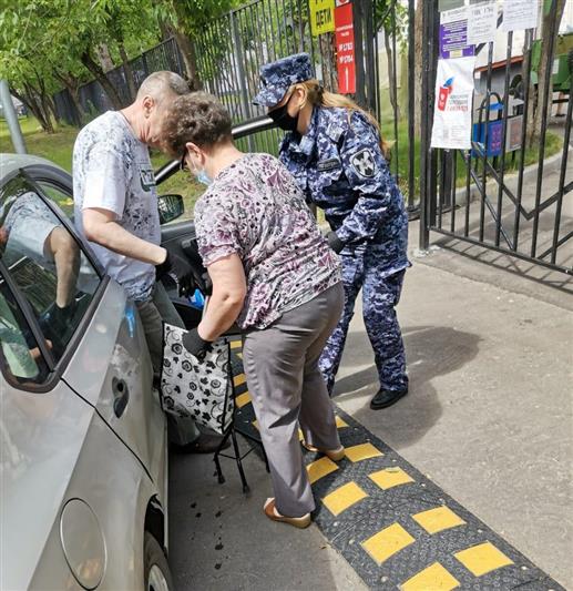 В Москве росгвардейцы и неравнодушные граждане помогли пожилой паре добраться до дома