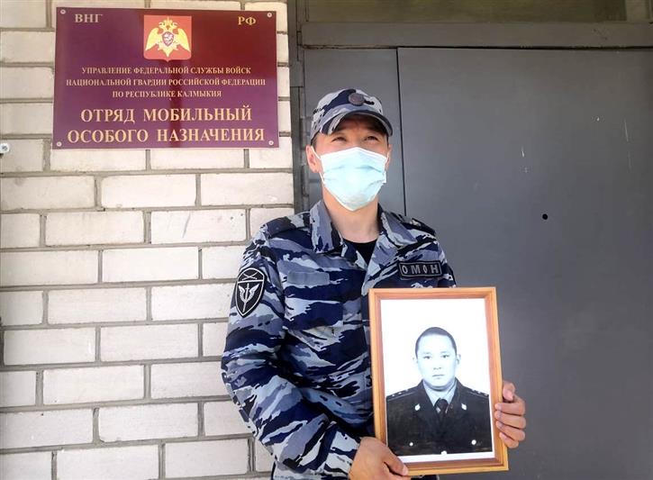 В Элисте почтили память погибшего омоновца