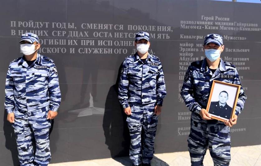 В Элисте почтили память погибшего омоновца