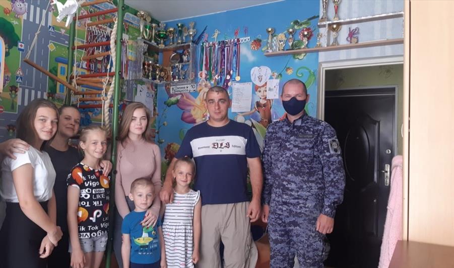Росгвардейцы стали героями журналистских репортажей в День семьи, любви и верности