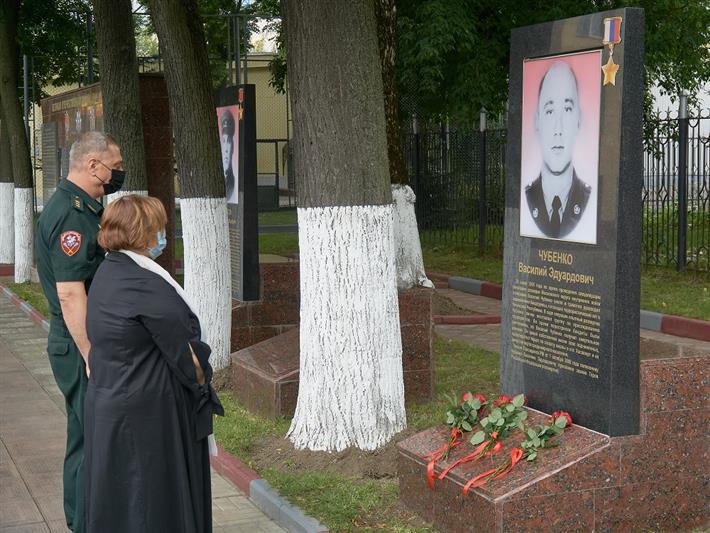 В Центральном округе Росгвардии почтили память Героя России полковника Василия Чубенко