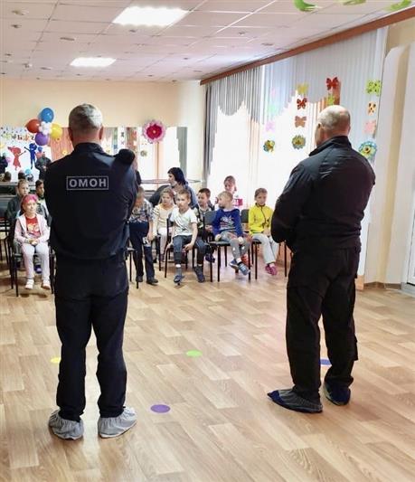 Сотрудники мурманского ОМОН навестили ребят из подшефной организации