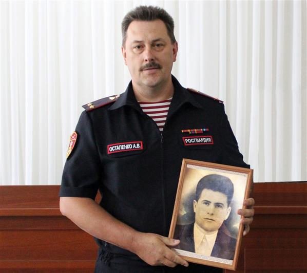    Офицер Росгвардии в рамках акции «Автограф Победы» рассказал о судьбе деда-пехотинца, павшего при штурме Берлина