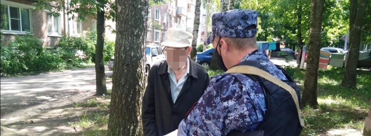 В Ярославской области росгвардейцы пришли на помощь пожилым людям 