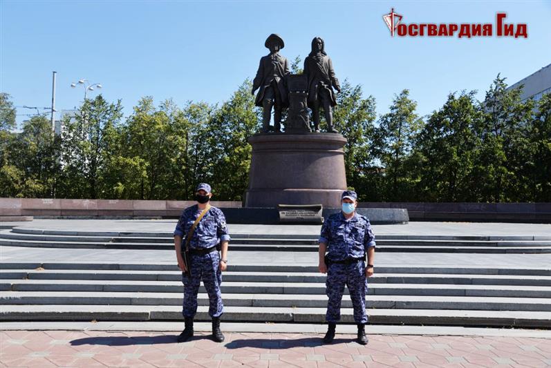 В Екатеринбурге сотрудники Росгвардии в рамках всероссийского ведомственного интернет-проекта рассказали о памятнике  основателям города