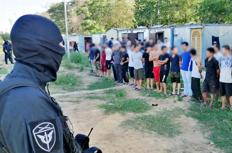  При содействии СОБР и ОМОН в Ростовской области задержаны подозреваемые в организации незаконной миграции