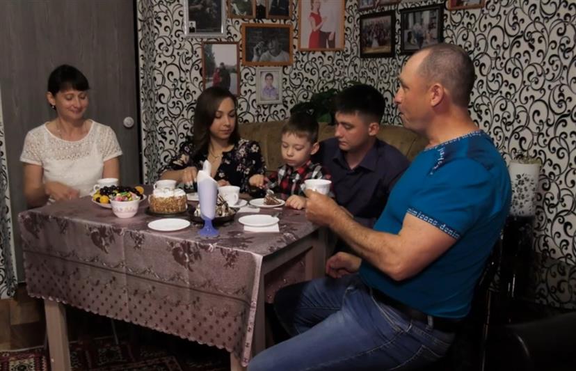 Сотрудник Росгвардии из Зауралья рассказал корреспондентам местной телекомпании о своей семье (видео)