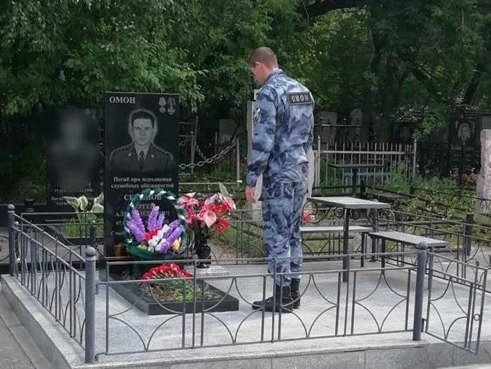 В Алтайском крае вспоминают старшего прапорщика ОМОН Сергея Семенова, погибшего 20 лет назад при исполнении служебного долга 