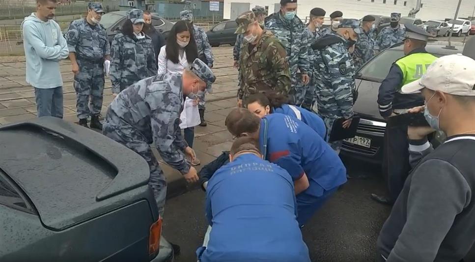 Сотрудники московского ОМОН оказали помощь попавшему в ДТП водителю 