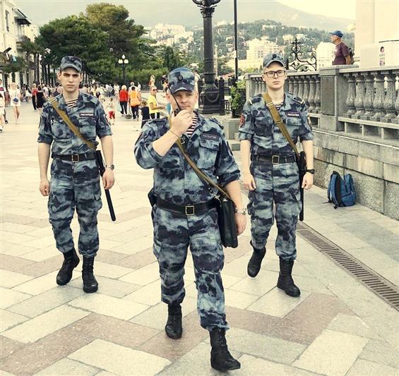Военнослужащие Росгвардии в Ялте помогли вернуться домой подростку, временно утратившему связь с семьей