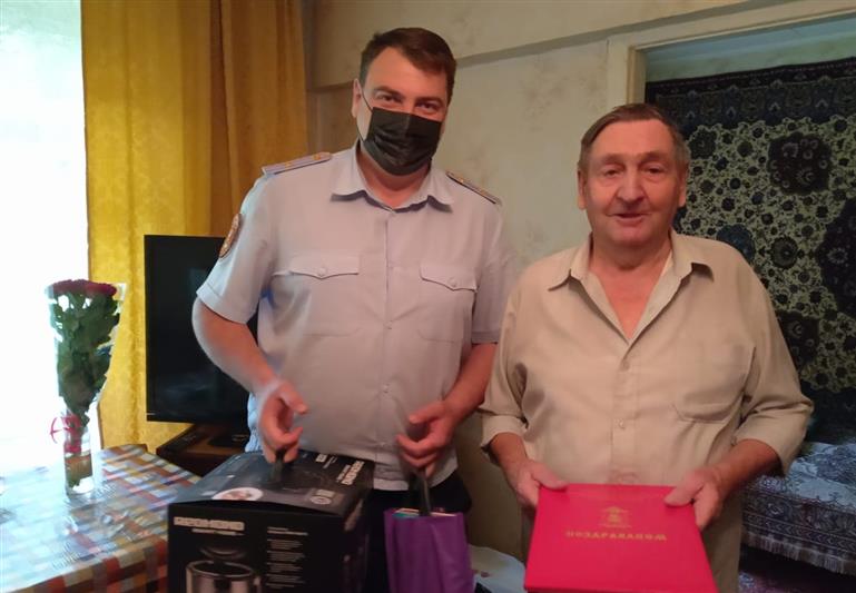 В Москве  росгвардейцы поздравили труженика тыла с 90-летним юбилеем 
