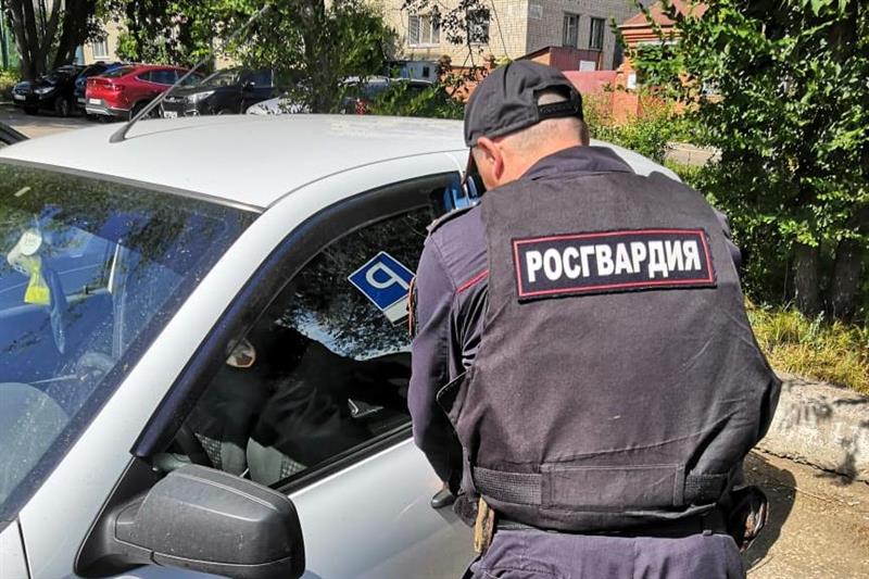 В Татарстане сотрудники Росгвардии спасли ребёнка, оказавшегося запертым в машине на солнцепёке