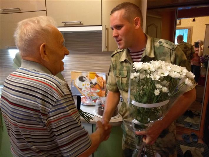  Военнослужащие севастопольского полка Росгвардии поздравили с 95-летием ветерана Великой  Отечественной войны