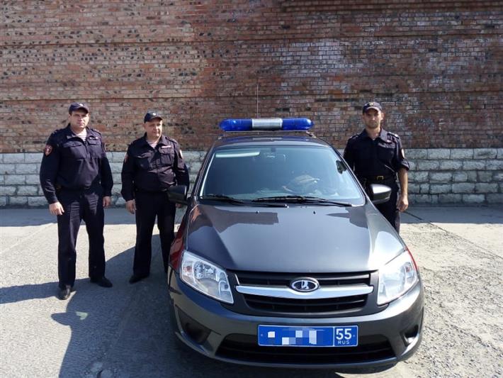 В Омске сотрудники Росгвардии помогли 80-летней пенсионерке вернуться домой