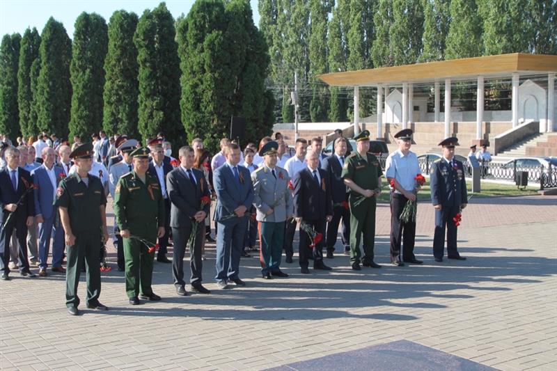 Военнослужащие и сотрудники Росгвардии почтили память погибших в Курской битве