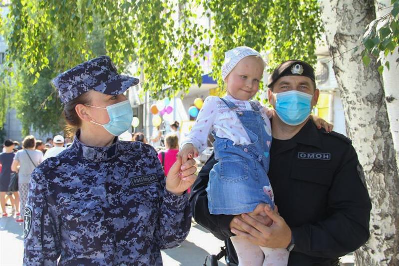 В Тюмени росгвардейцы помогли подготовиться к школе детям с ограниченными возможностями здоровья
